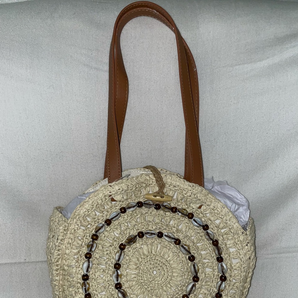 NWT! Round shell tote.